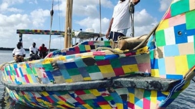 Eski terlikleri topladılar, tekneye dönüştürdüler: Her limanda ders veriyor