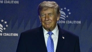 Donald Trump, ABD'nin yeni pasaportunu paylaştı