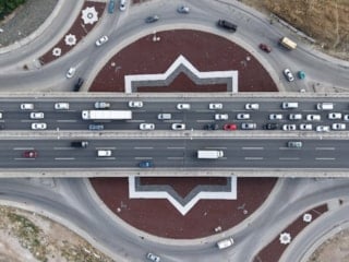 Okullar bitince tatil yolculukları başladı: 43 ilin bağlantı noktasında araç yoğunluğu
