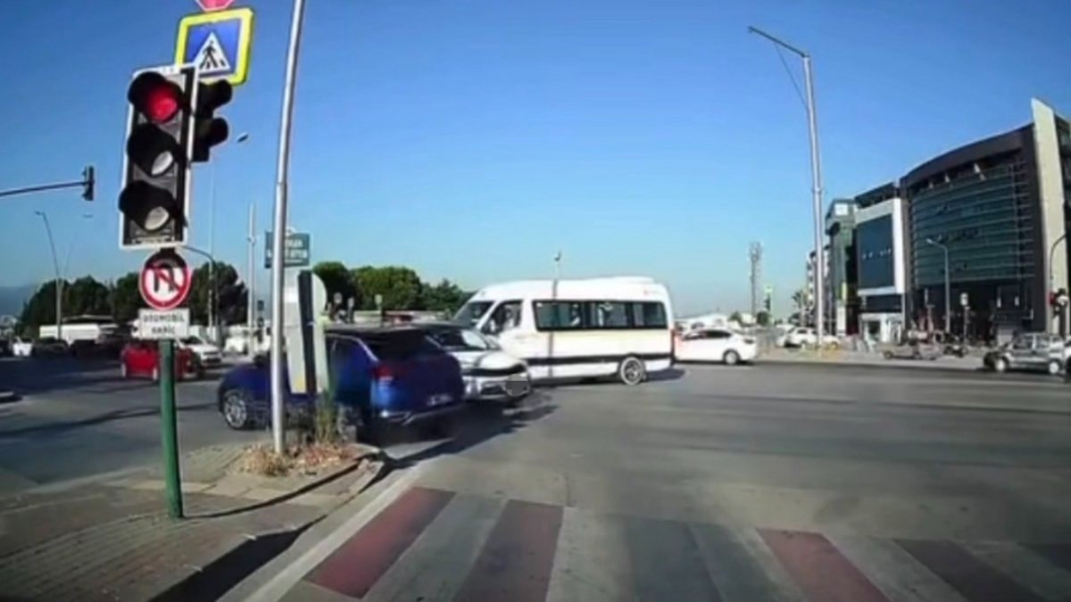 Bursa'da kırmızı ışık ihlali kazaya neden oldu