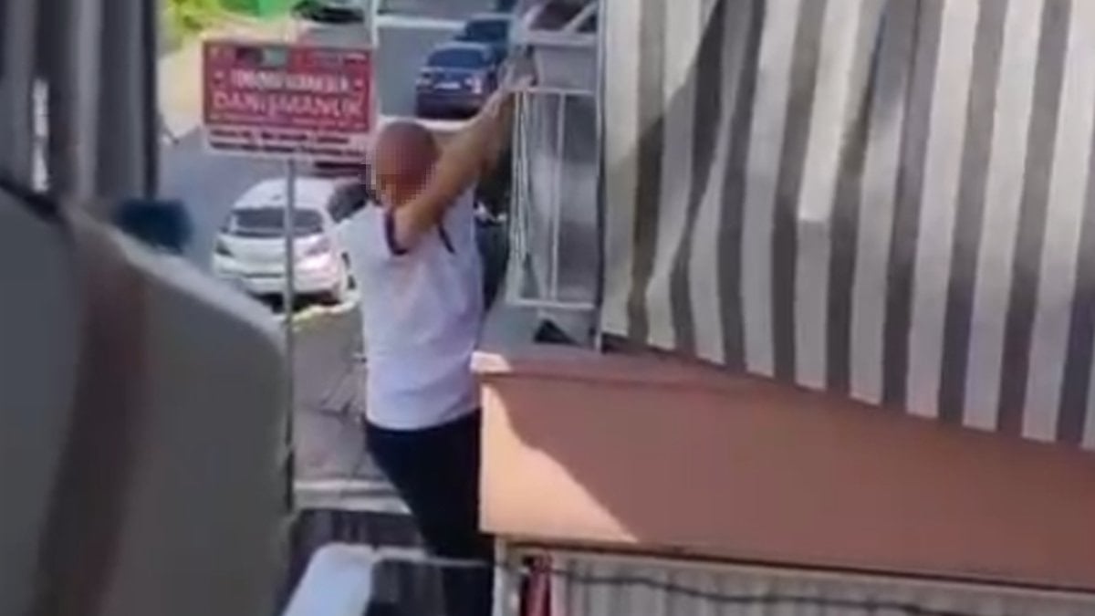 Antalya'da Balkon Mahsurunu İtfaiye Kurtardı