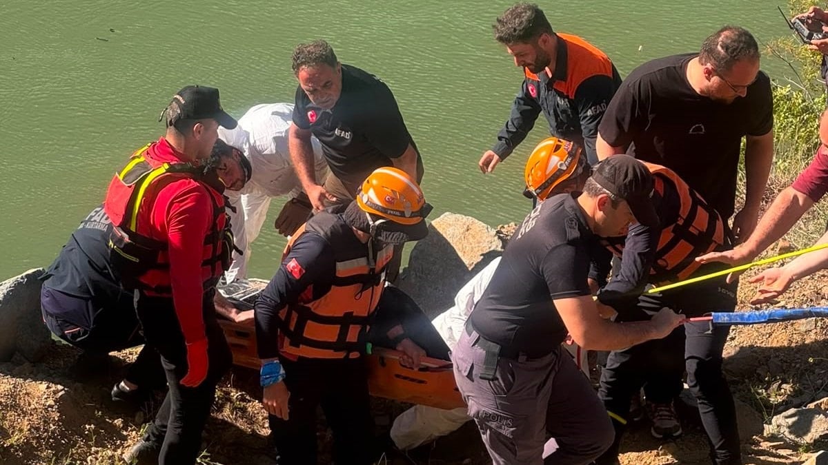 Artvin'de dereye düşen kamyona kaybolan baba ve oğuldan biri bulundu