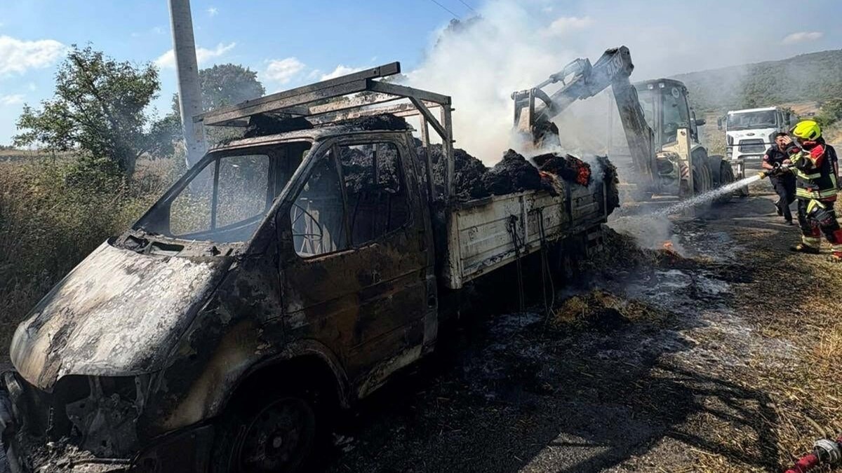 Balıkesir'de kamyoneteki yangın otomobile sıçradı