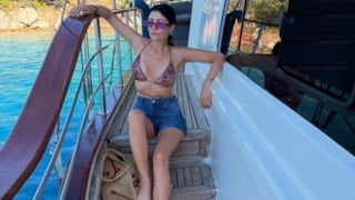 Oyuncu Deniz Çakır tatilde! Eşiyle teknede poz verdi