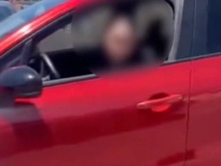 Ters yönden gelen kadın sürücünün yüzsüzlüğü