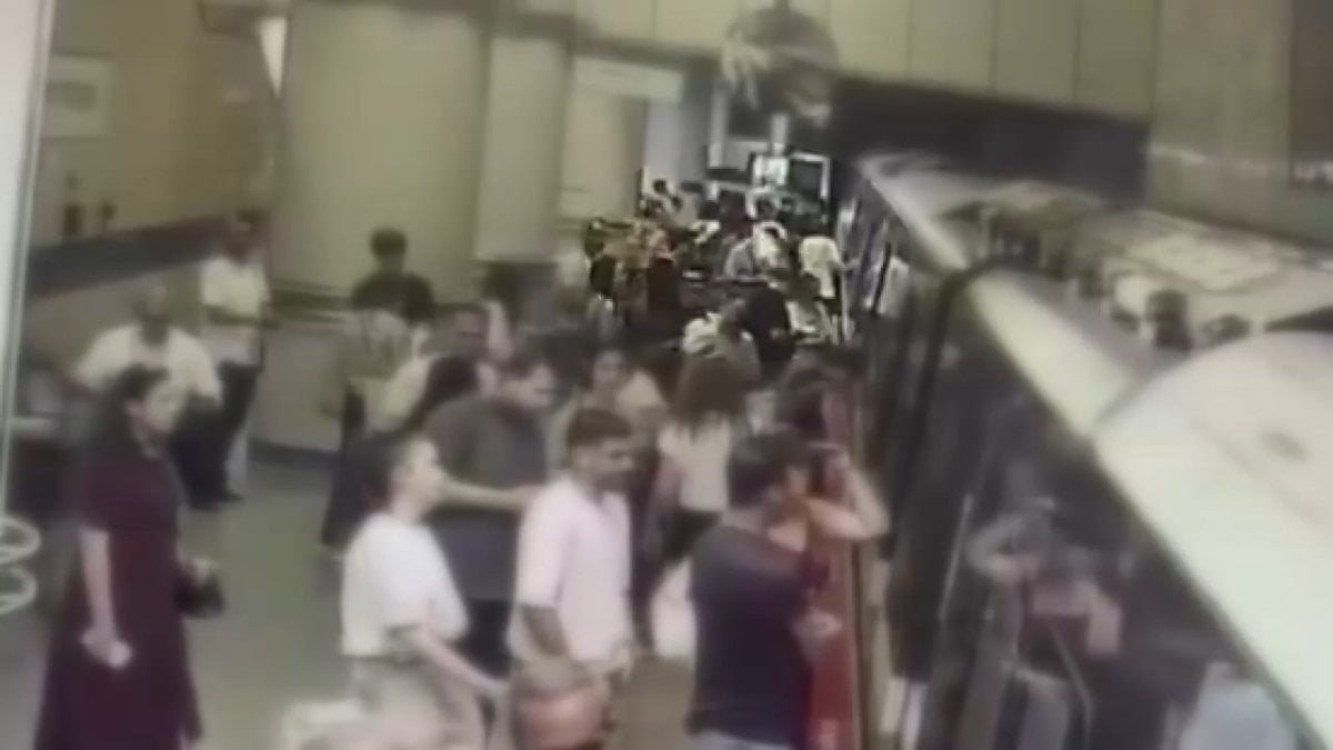 İstanbul'da metro istasyonunda cep telefonu hırsızlığı kamerada