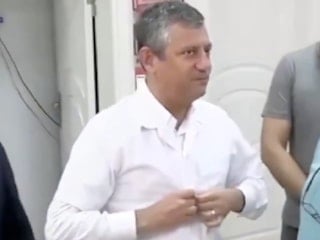 Özgür Özel, 19 yıl sonra önlük giydi: Eczane tezgahının başına geçti