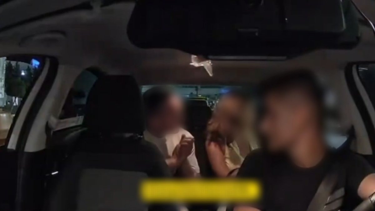 Mersin'de yolunu kestiği taksiciyle tartışıp turistleri korkutan sürücüye 180 bin lira ceza kesildi