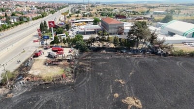 Edirne’de tarlada başlayan yangın, akaryakıt istasyonuna sıçramadan söndürüldü