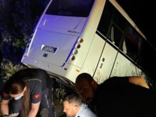 Ankara'da otomobille çarpışan servis minibüsü devrildi: 8 yaralı