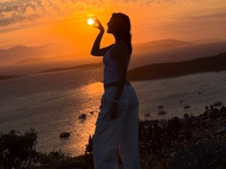 Melis Sezen Ildır'da! Beyaz bikinisiyle pozlar verdi