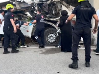 Bursa'da köprü ayağına çarpan tırın şoförü hayatını kaybetti