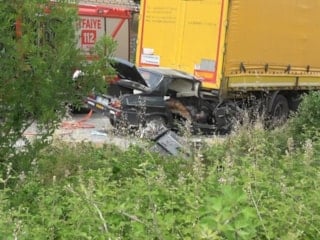 Samsun’da park halindeki tıra çarpan otomobilde 2 kişi hayatını kaybetti