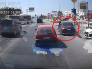 Antalya'da Alman uyruklu sürücü, emniyet şeridinde yayaya çarptı