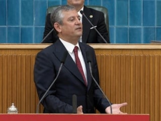 Özgür Özel'den Kur'an-ı Kerim'i hedef alan 'stand-up'çıya destek