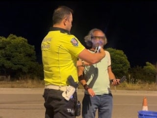Burdur'da denetim yapan polislere selam vermek için aracıyla yanlarına gitti: Alkollü çıktı