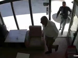 Ankara'da dükkan basan saldırgan komşularının boğazına bıçak dayadı