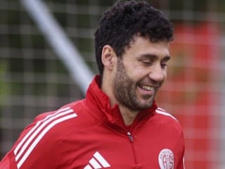 Antalyaspor, Veysel Sarı'nın sözleşmesini 1 yıl uzattı