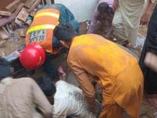 Pakistan'da dershanenin çatısı çöktü: 14 öğrenci öldü
