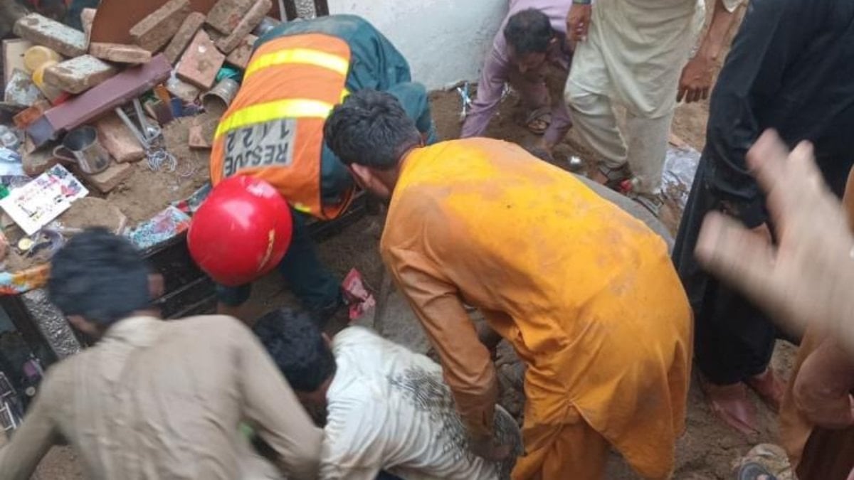 Pakistan'da dershanenin çatısı çöktü: 14 ölü