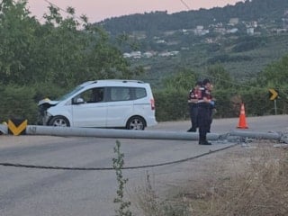 Bursa'da elektrik direğine çarpan sürücüye yardım etmek isteyen kişi akıma kapılarak can verdi
