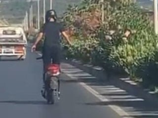Antalya'da elektrikli motosiklet üzerinde tehlikeli yolculuk
