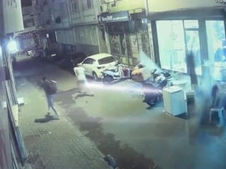Fatih'te binadan kopan beton parçaları sokağa düştü
