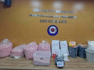 İzmir'de uyuşturucu imalathanesine dönüştürülen depoya operasyon
