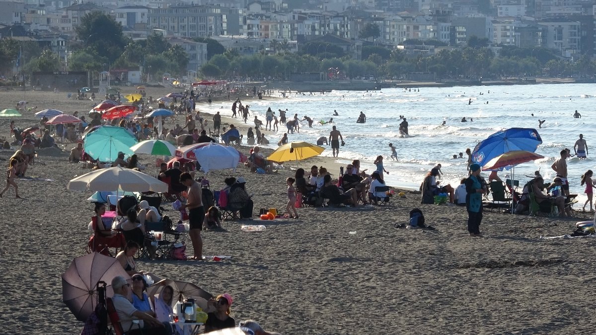 Samsun'da tatilciler plajlara akın etti