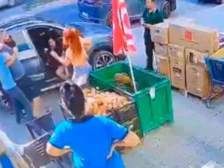 Mersin'de kız arkadaşını sokak ortasında darbetti