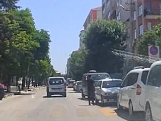 Eskişehir’de yaya geçidinde sürücü durmayınca aracı kovaladı