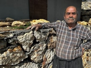 Mersin'de 50 yıldır taş duvar ustalığı yapıyor