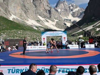 Milli sporcular, Hakkari'de açık havada ilk kez mindere çıktı