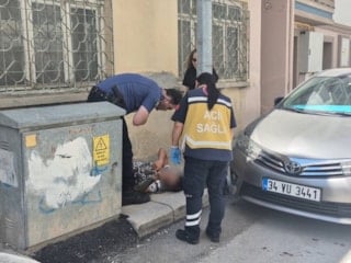 Eskişehir'de sokak ortasında elinde tabancayla hareketsiz yatan genç paniğe neden oldu