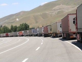 İran sınırında tırcıların kuyruk çilesi: 12 kilometreyi buldu