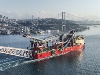 Dev doğalgaz boru hattı platformu İstanbul Boğazı'ndan geçti