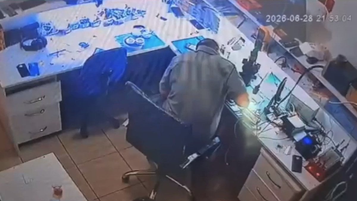 Telefon tamircisinde batarya alev aldı