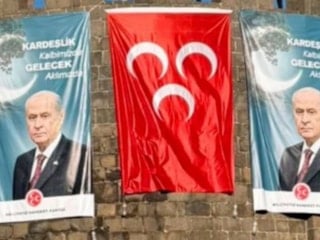 Diyarbakır surlarına Devlet Bahçeli posteri asıldı
