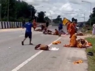 Tayland'da küçük çocuğun kullandığı kamyonet keşiş grubuna daldı: 8 kişi öldü