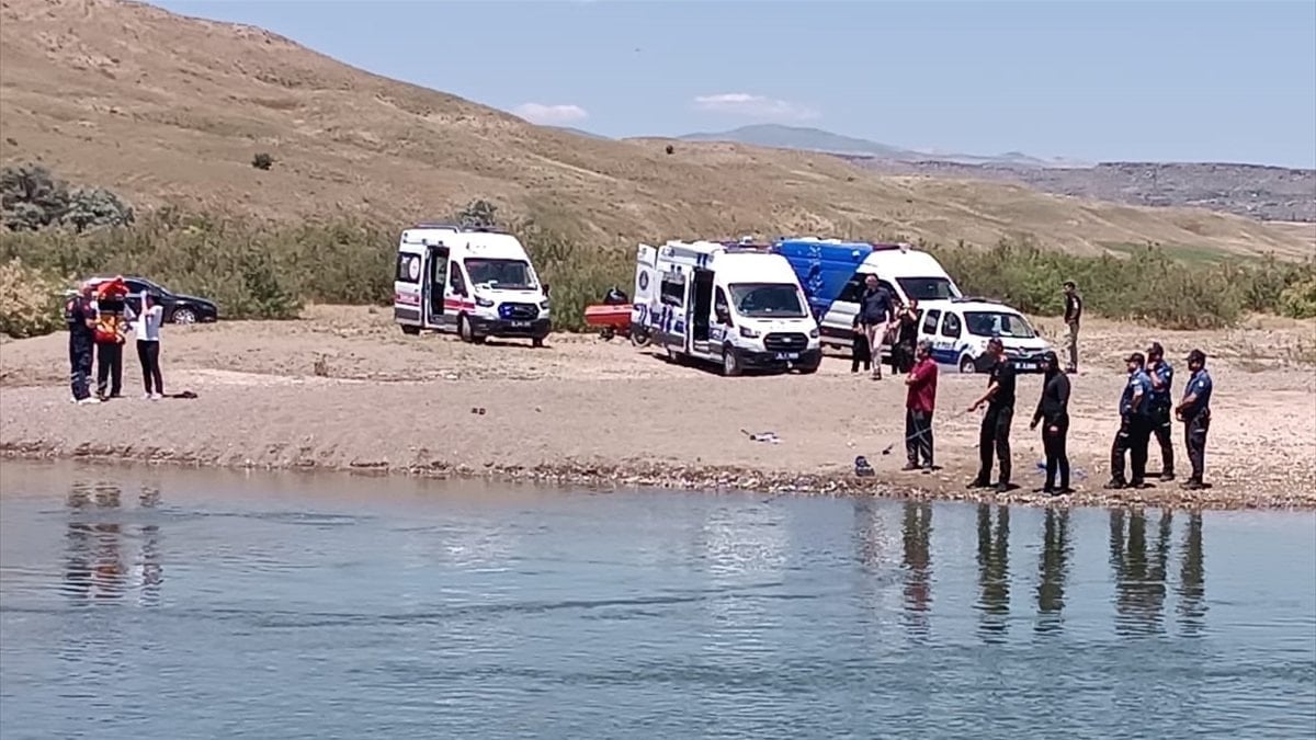 Sivas'ta Kızılırmak'ta akıntıya kapılan 3 kişiden 2'si kayboldu