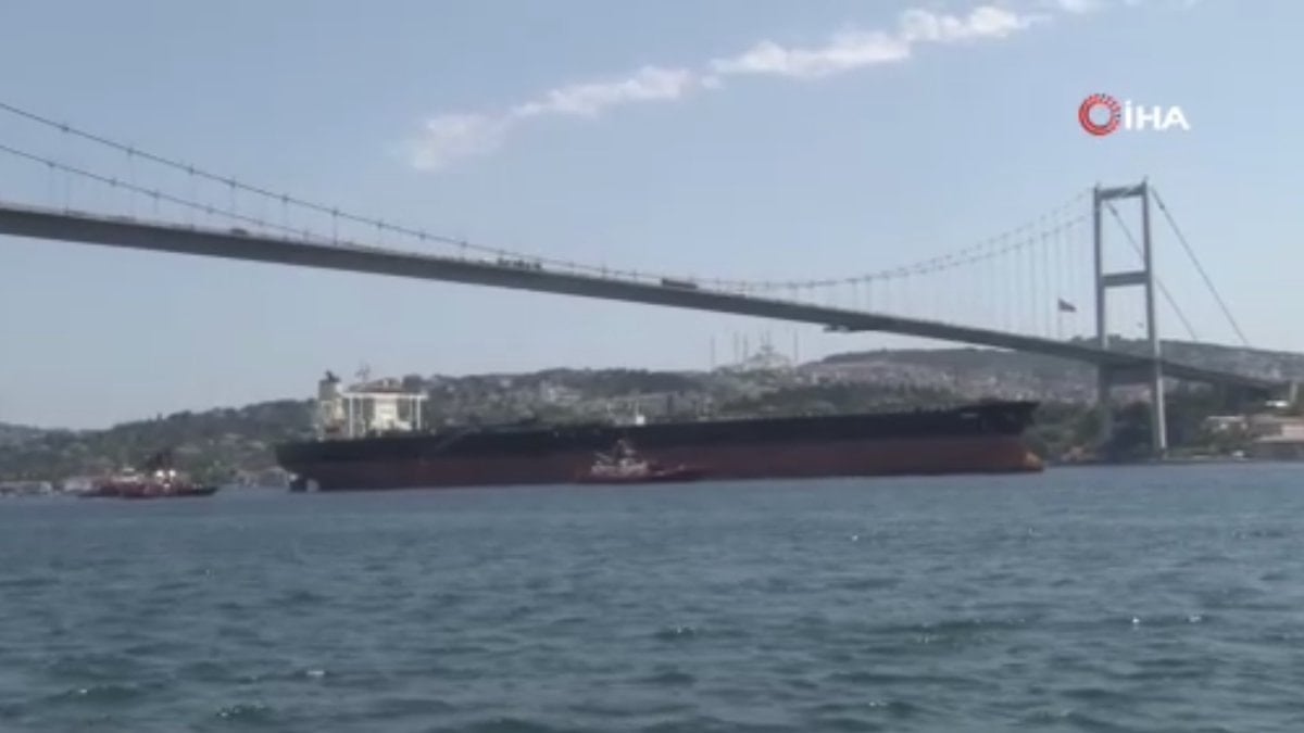 Dron saldırısına uğrayan gemi İstanbul Boğazı'ndan geçti