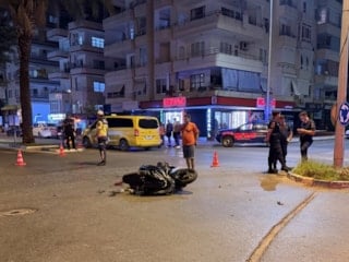 Antalya'da ticari araçla çarpışan motosikletin sürücüsü ağır yaralandı