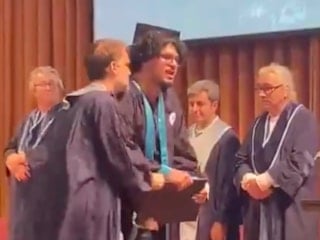 Boğaziçi mezuniyet töreninde mezun ile hoca arasında fotoğraf anlaşmazlığı
