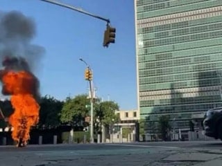 BM Genel Merkezi önünde kendini ateşe verdi