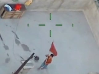 Şanlıurfa'da çocuk, operasyondan dönen polis helikopterini Türk bayrağı ile selamladı