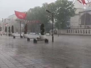 İstanbul’da beklenen sağanak yağış başladı