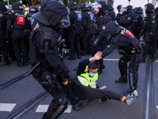 AfD partisinin kongresini engellemek isteyen protestoculara polis müdahale etti
