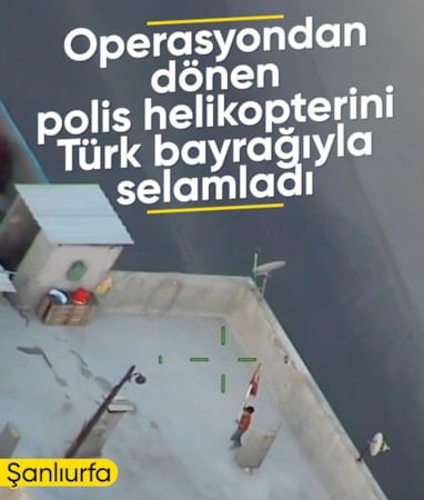 Şanlıurfa'da çocuk, operasyondan dönen polis helikopterini Türk bayrağı ile selamladı