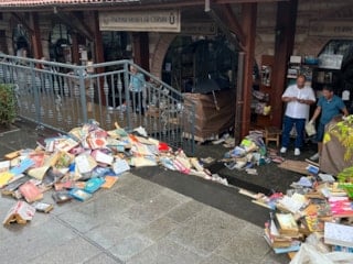 Üsküdar Sahaflar Çarşısı'nda su baskını: Yüzlerce kitap zarar gördü