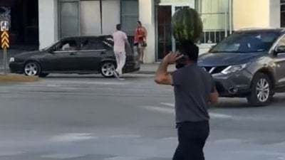 Eskişehir'de bir kişi kafasında karpuz taşırken telefonla konuştu